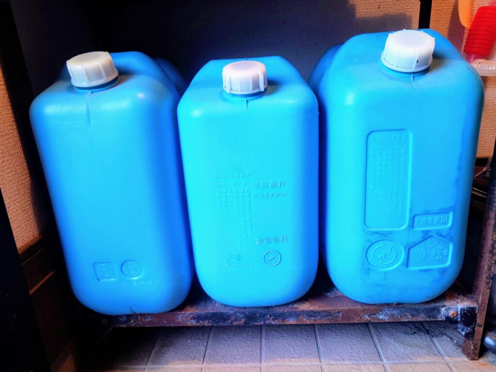 石油タンクを持っている人