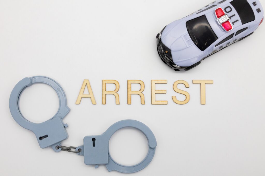警察に逮捕されている人をイメージした画像