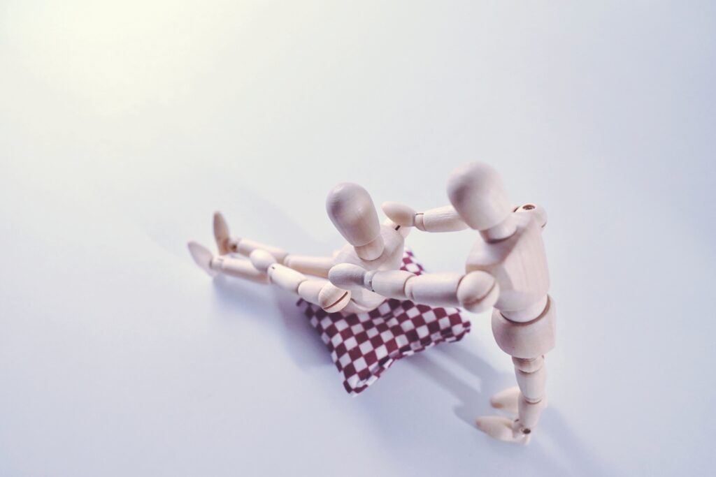 子供の肩こりを心配している母親