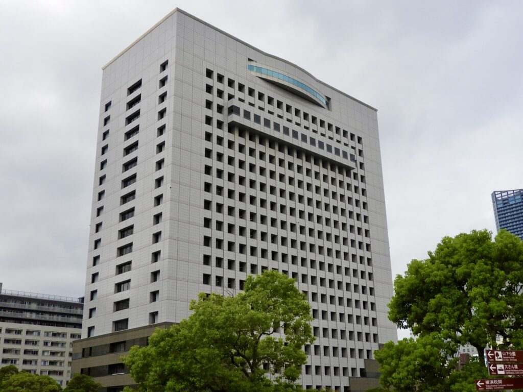 神奈川県警本部の外観を撮影した画像