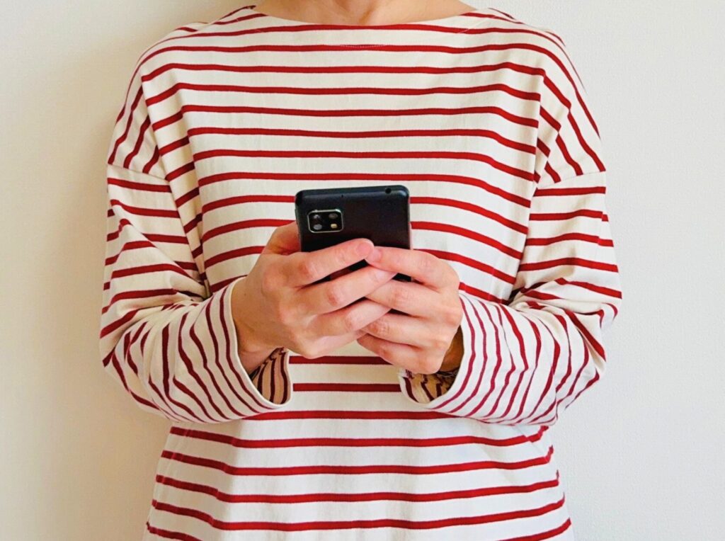 スマホを操作している人