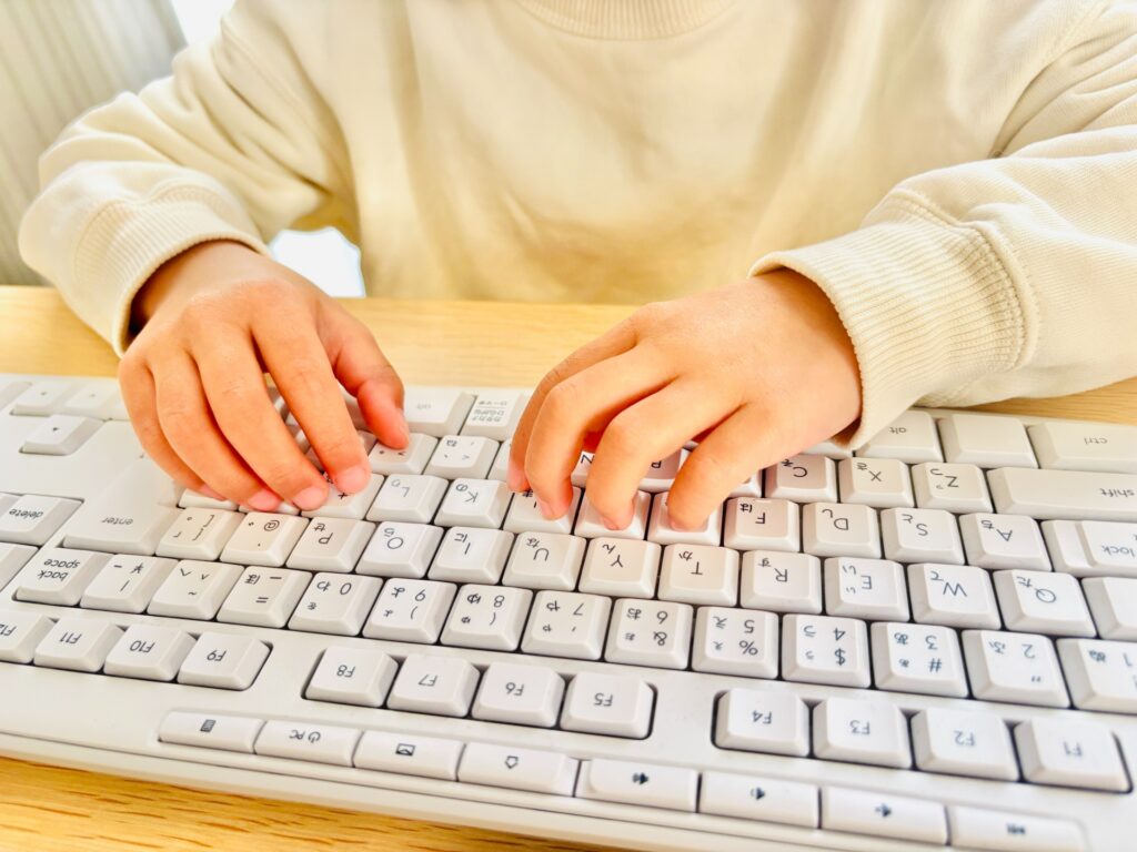 インターネットしている子供をイメージした画像