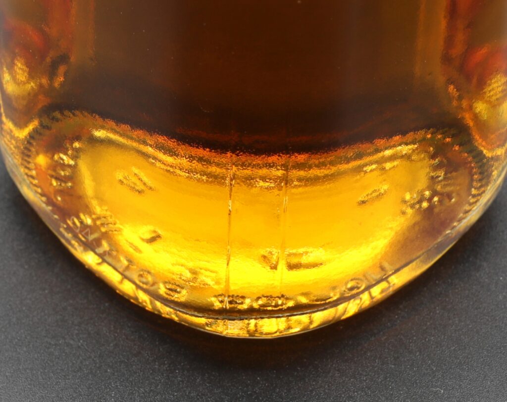 ウイスキーを飲んでいる人