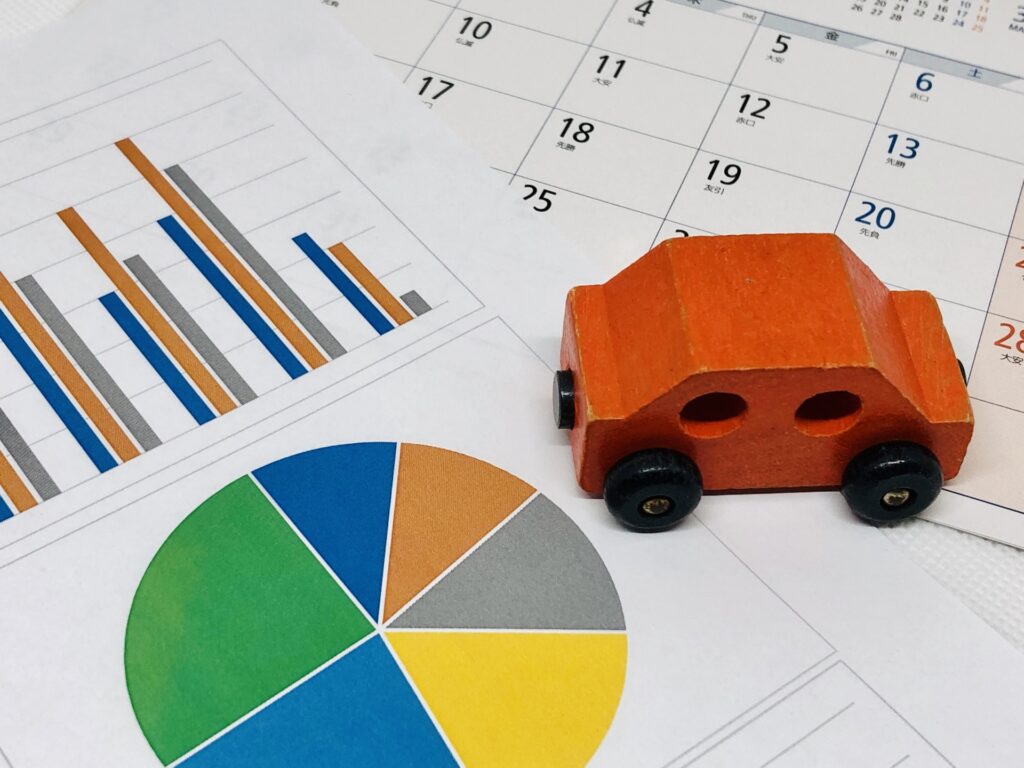 自動車の販売台数をチェックしている経営者