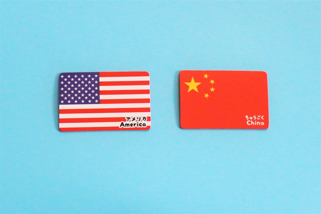 アメリカと中国の国旗を撮影した画像