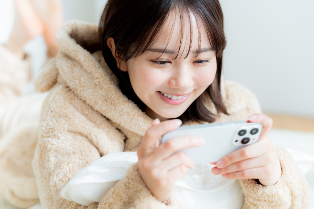 スマートフォンを操作している人