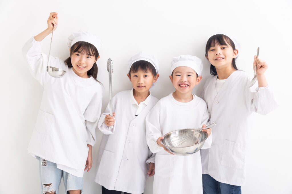 給食を食べている小学生