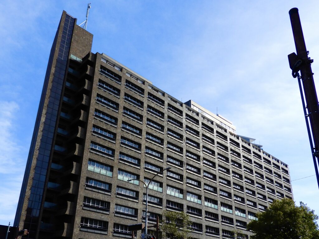 兵庫県庁の外観を撮影した画像