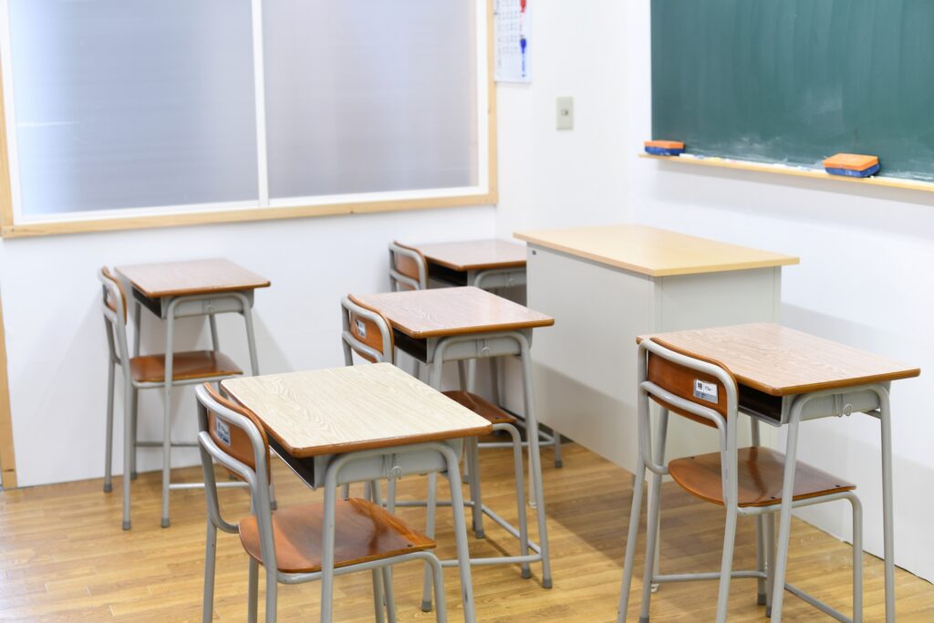 学校の教室を撮影した画像
