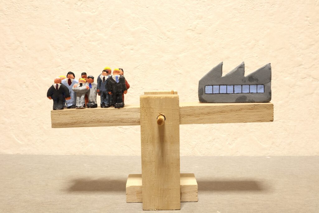 人員削減を実施している企業をイメージした画像