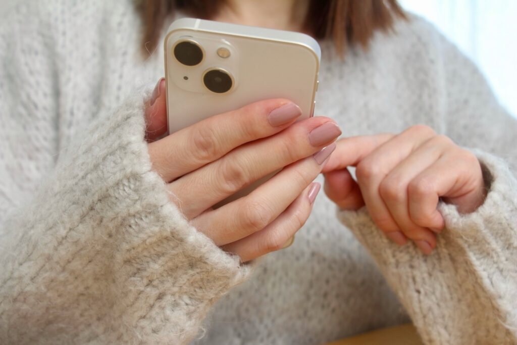 スマホで商品を注文している人