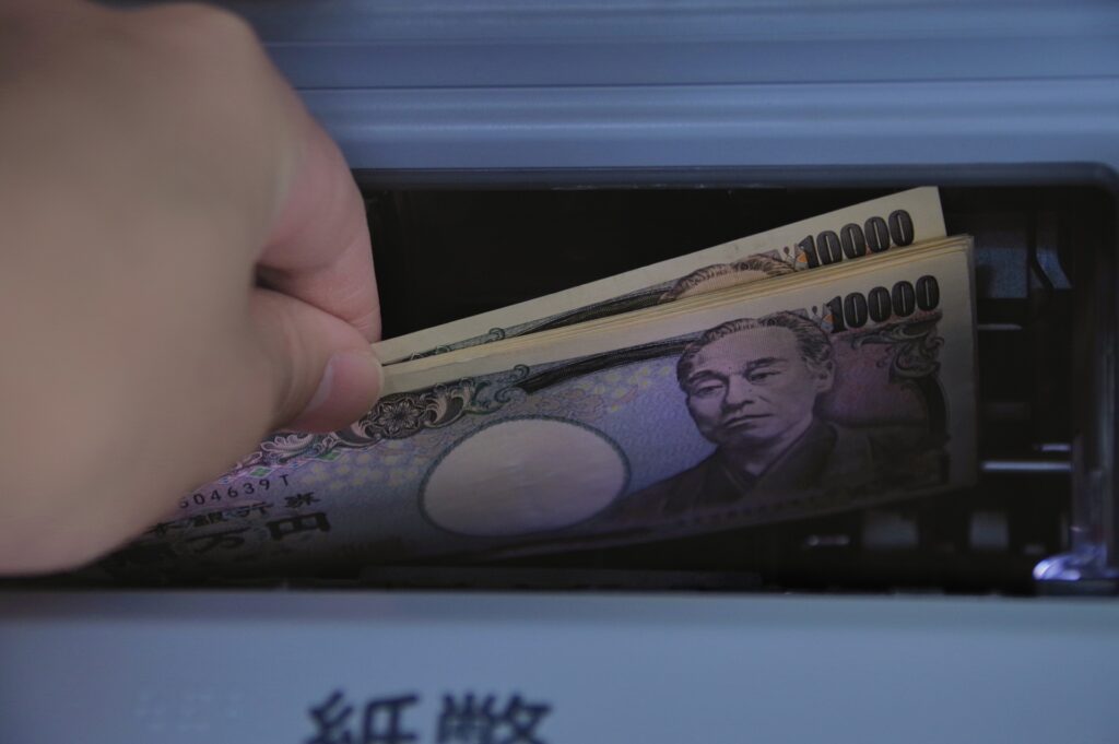 ATMで出金している高齢者