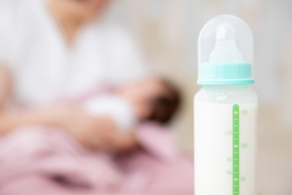 赤ちゃんに母乳を与えている女性