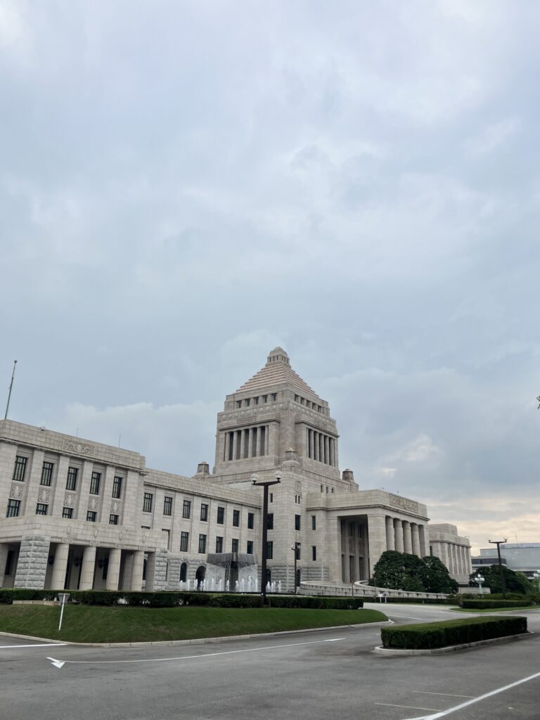 国会議事堂の外観を撮影した画像