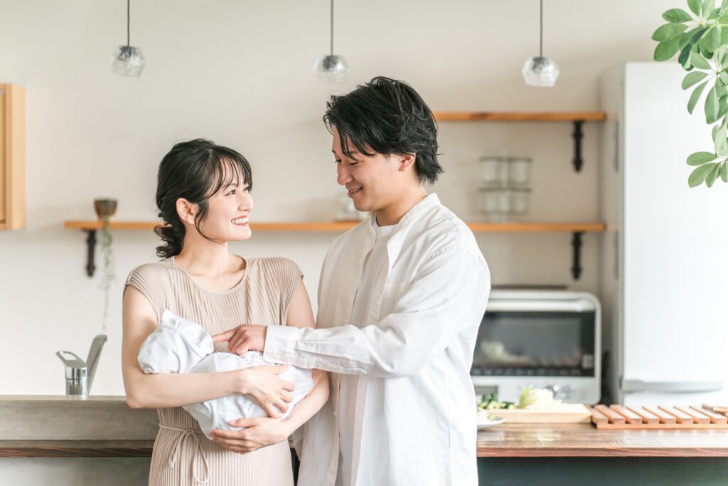妊娠している女性をイメージした画像