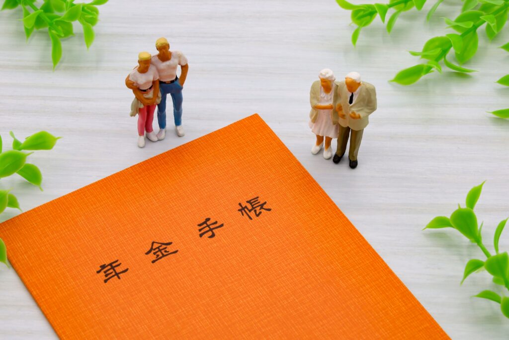 年金手帳を持っている高齢者