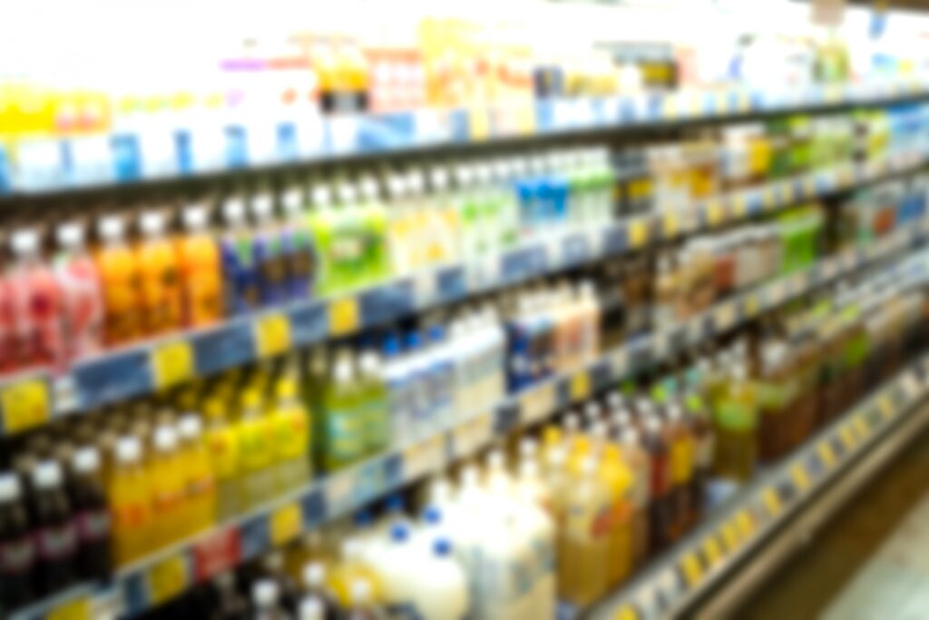 ペットボトル飲料を飲んでいる人