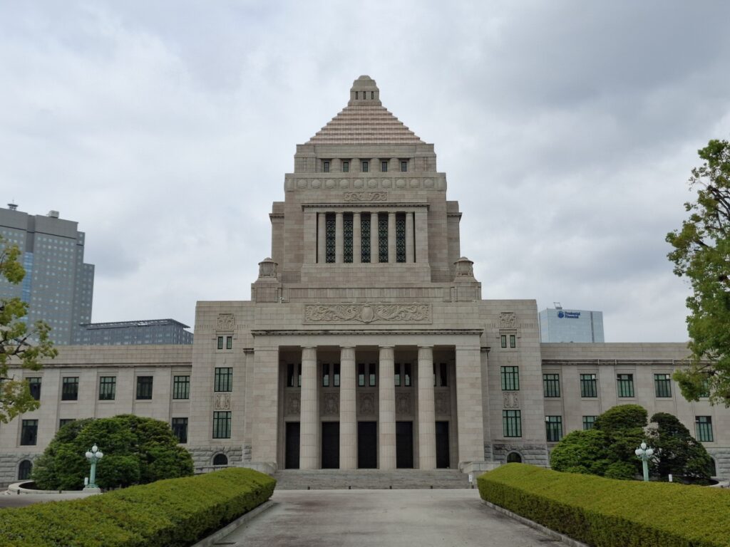 国会議事堂の外観を撮影した画像
