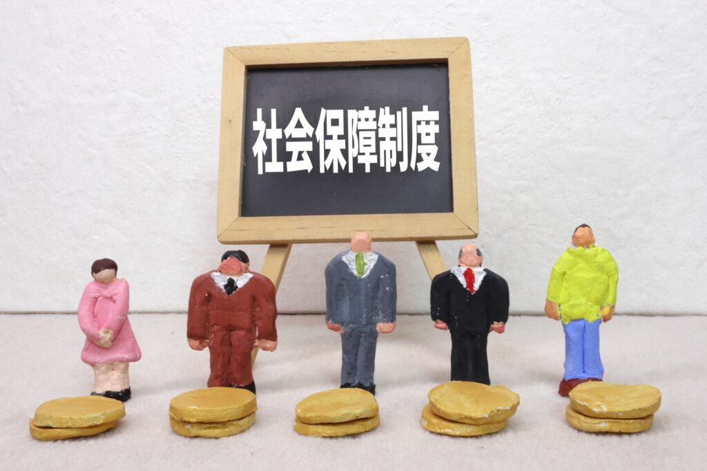 社会保険料をチェックしている人をイメージした画像