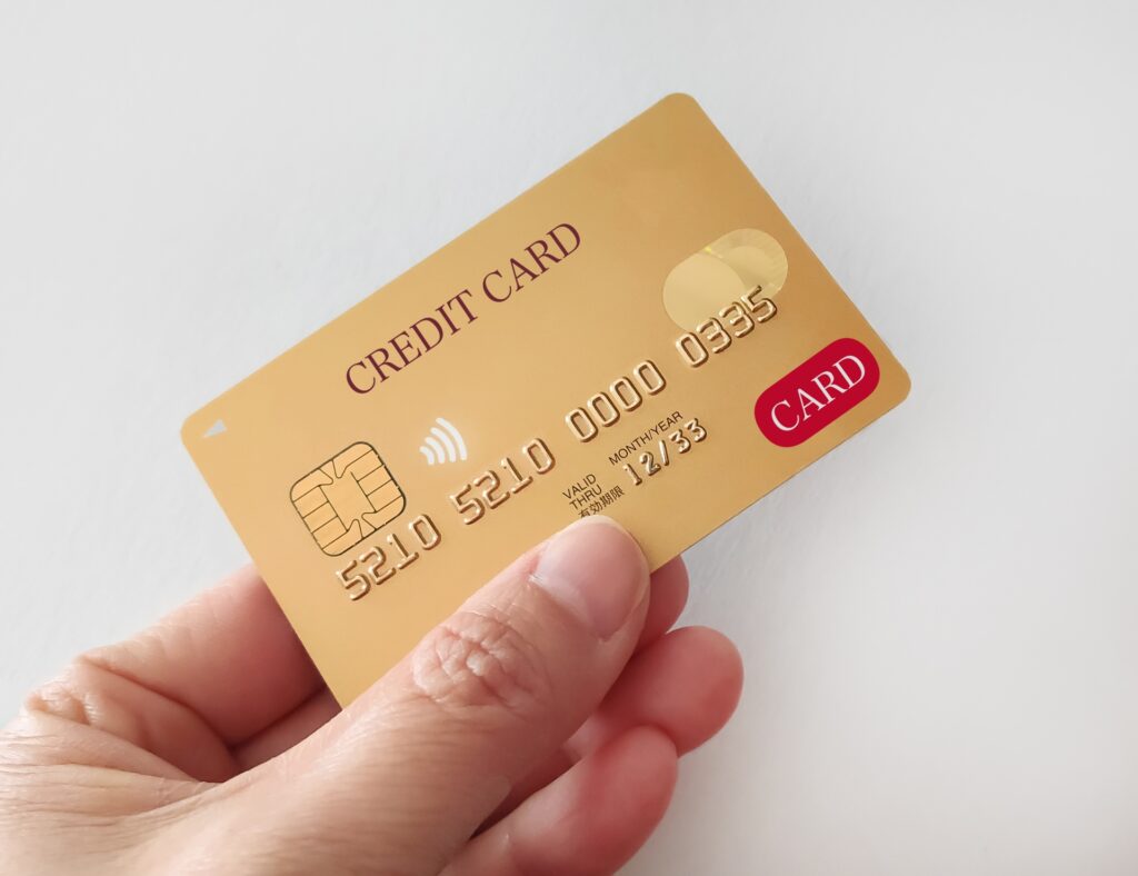 クレジットカードを利用している人をイメージした画像