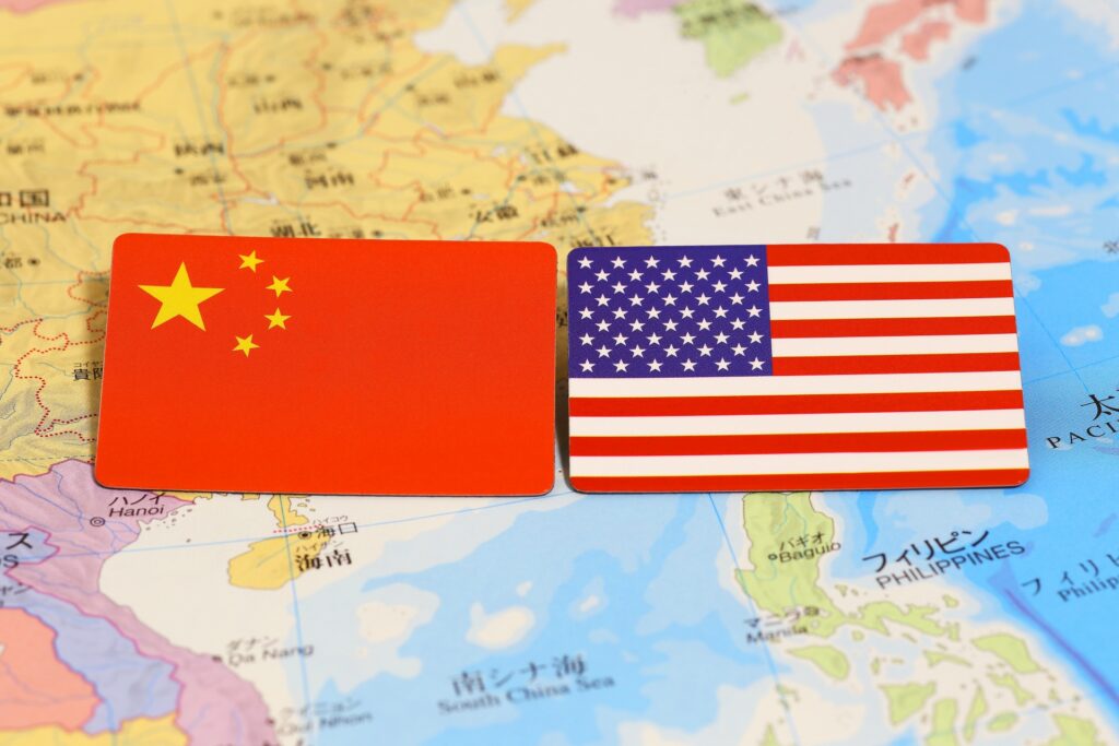 アメリカと中国の国旗を撮影した画像