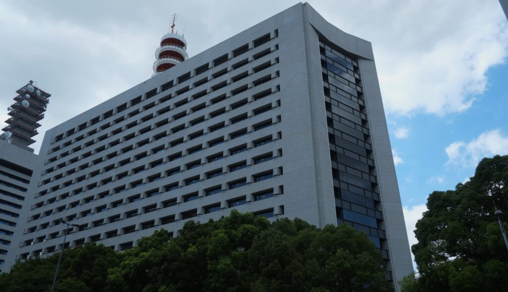警視庁の外観を撮影した写真