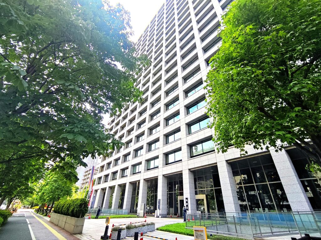 警察庁の外観を撮影した画像