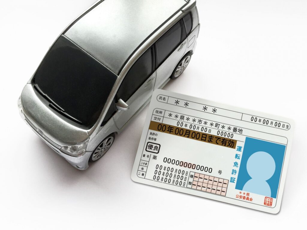運転免許証を持っている人をイメージした画像