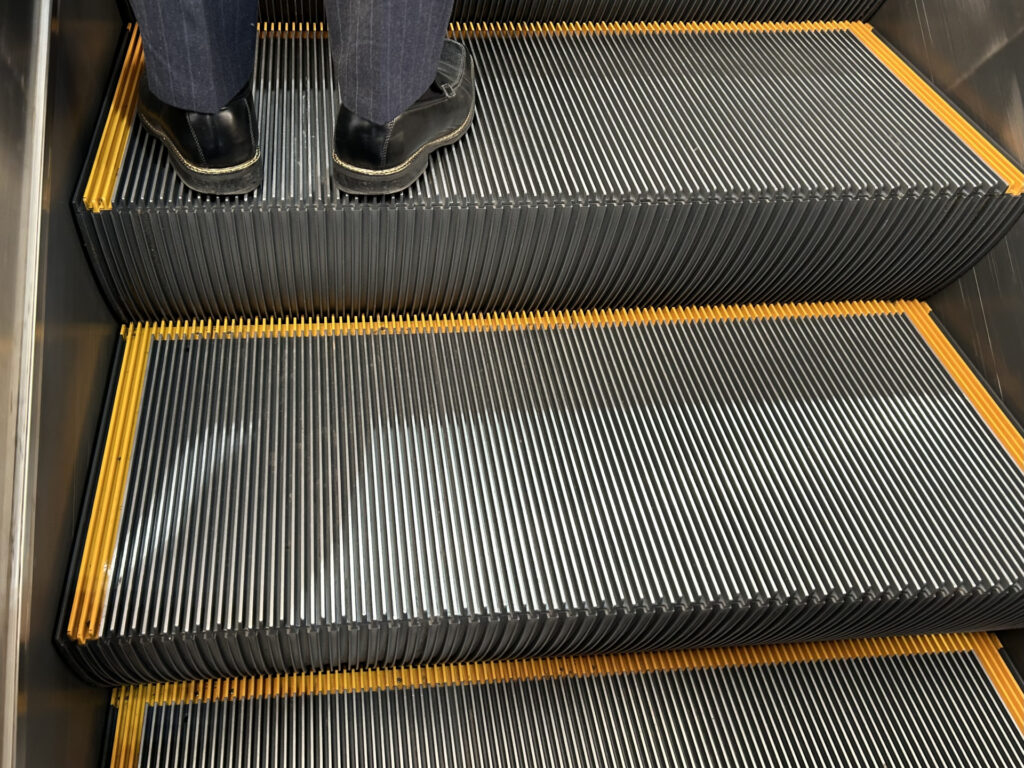 エスカレーターを利用している人