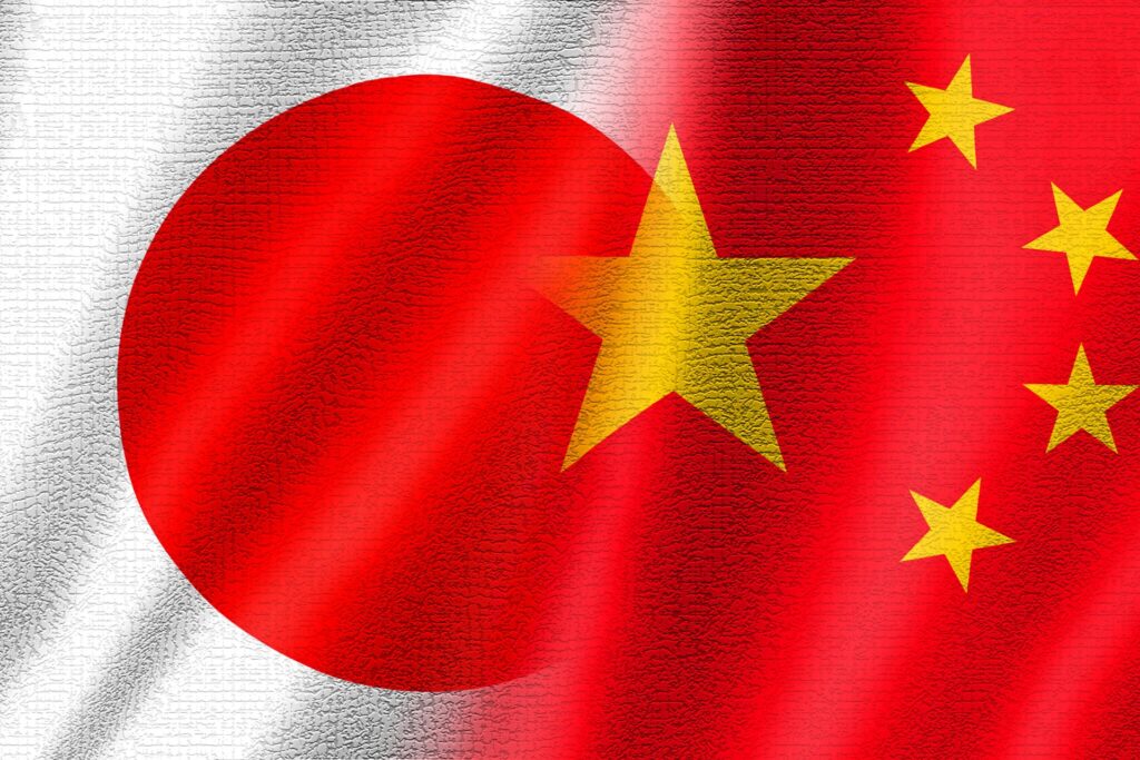 日本と中国の国旗を撮影した画像