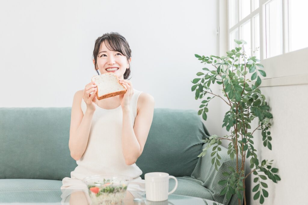 パンを食べている人