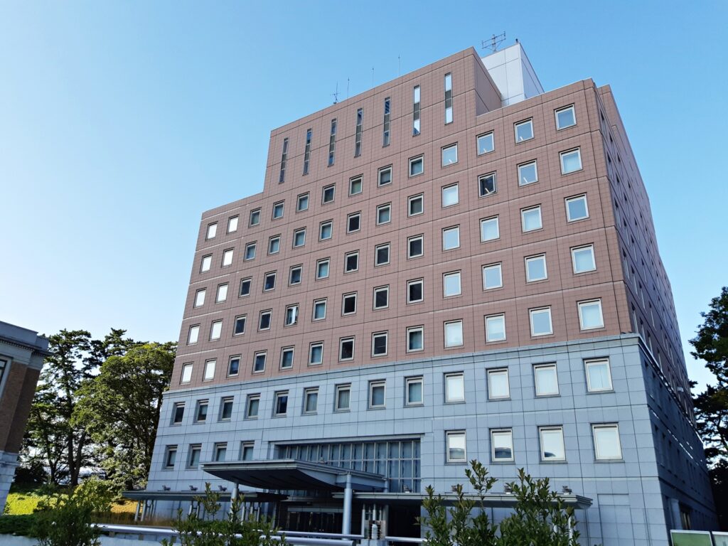 群馬県警本部の外観を撮影した画像