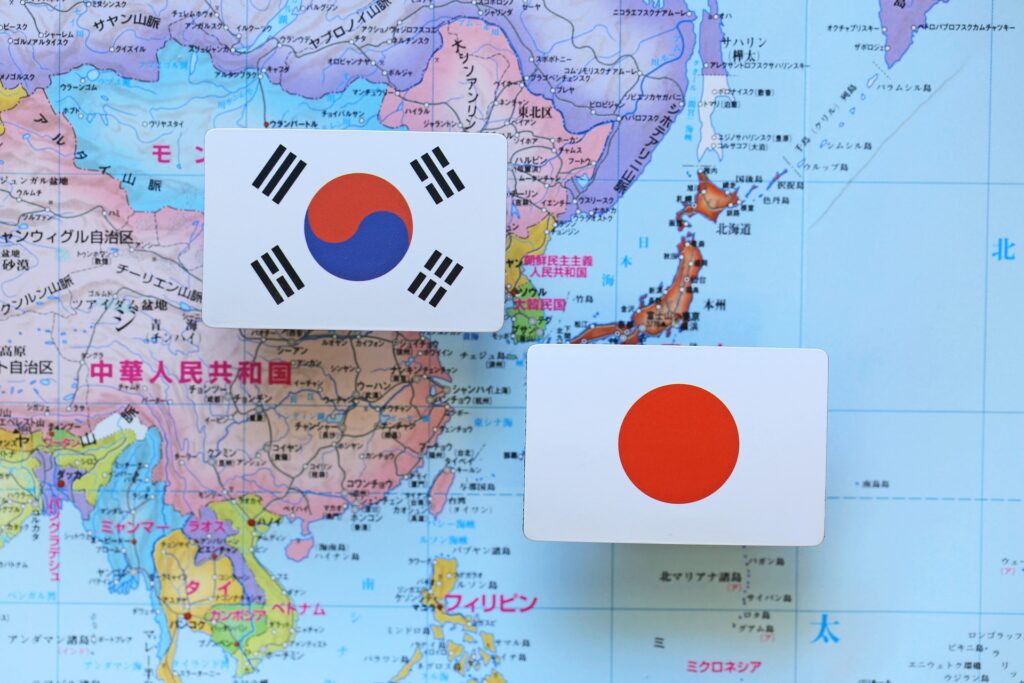 日本と韓国の国旗を撮影した画像