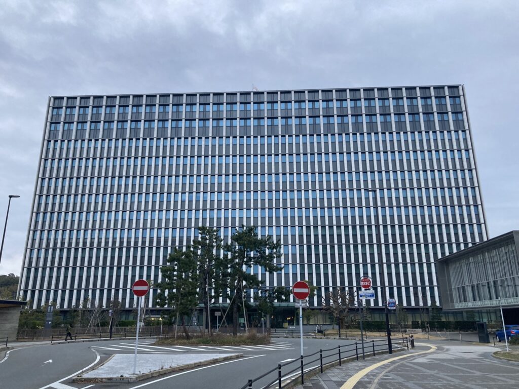 福岡高等裁判所の外観を撮影した画像