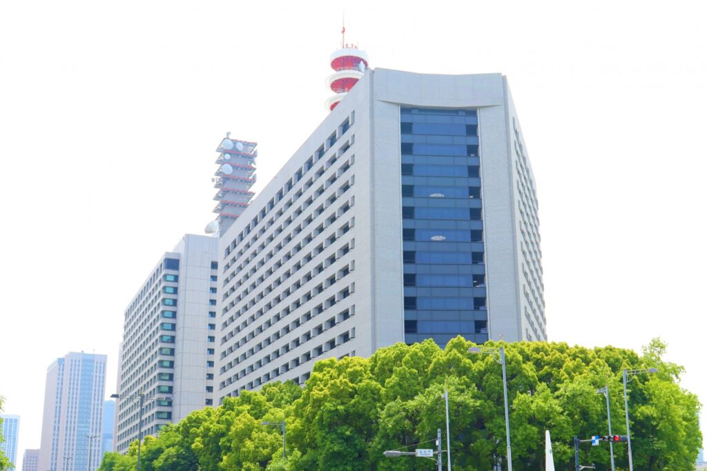 警視庁本部の外観を撮影した画像