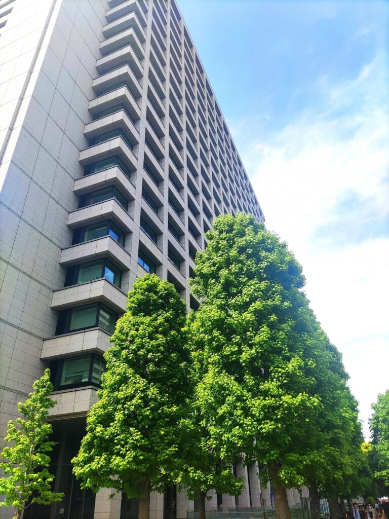 警察庁の外観を撮影した画像