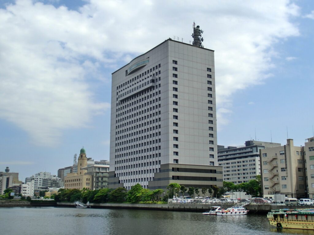 神奈川県警本部の外観を撮影した画像