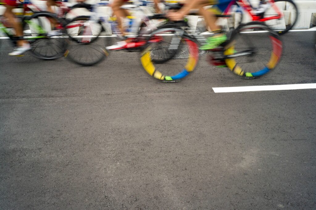 トライアスロンの競技をイメージした画像