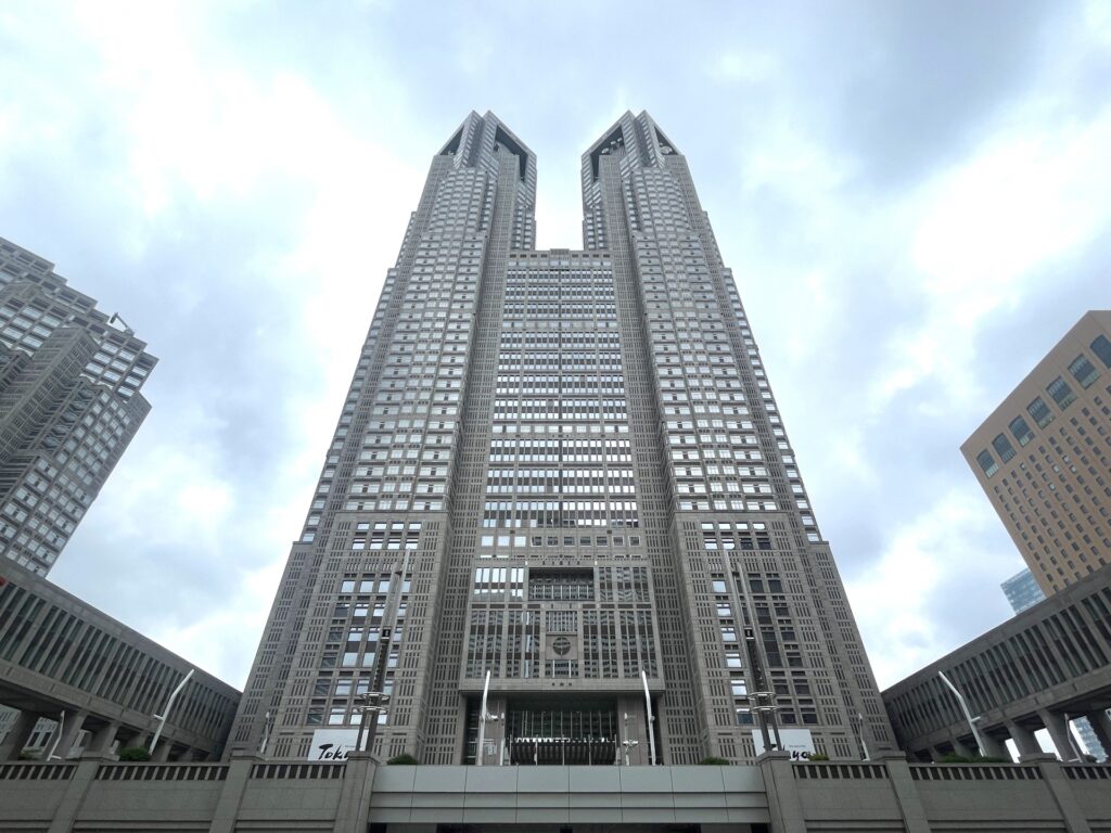 東京都庁の外観を撮影した画像