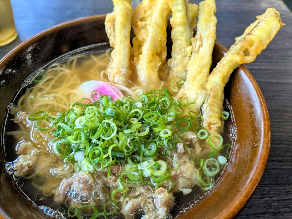 資さんうどんを食べている人