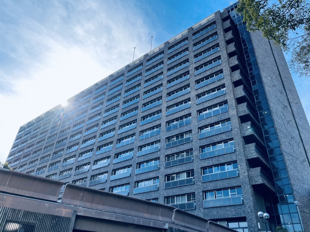 兵庫県庁の外観を撮影した画像