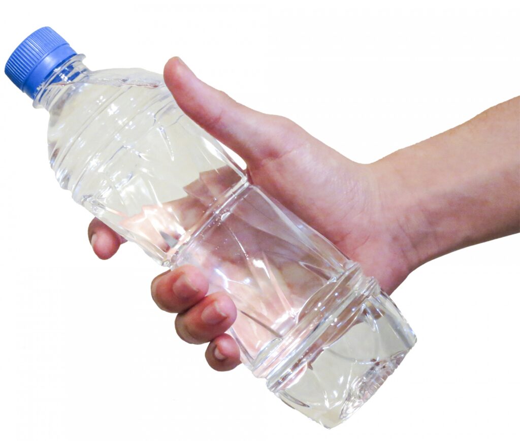 ペットボトルの水を手で持っている人