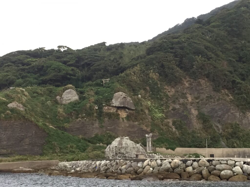 沖ノ島の外観を撮影した画像