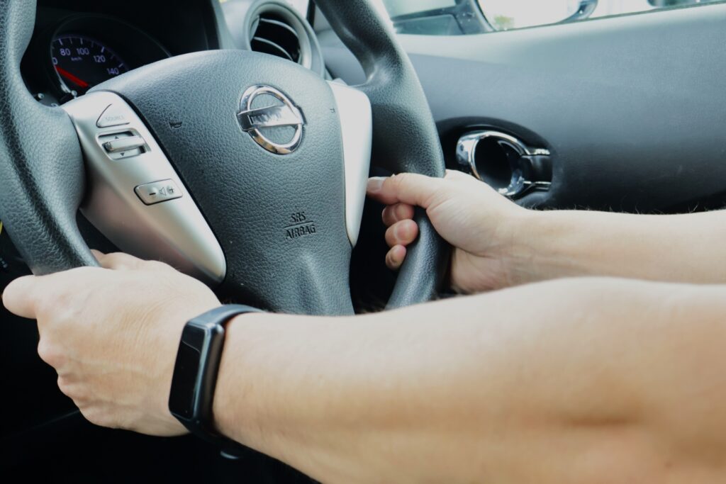 自動車を運転している男性を撮影した画像