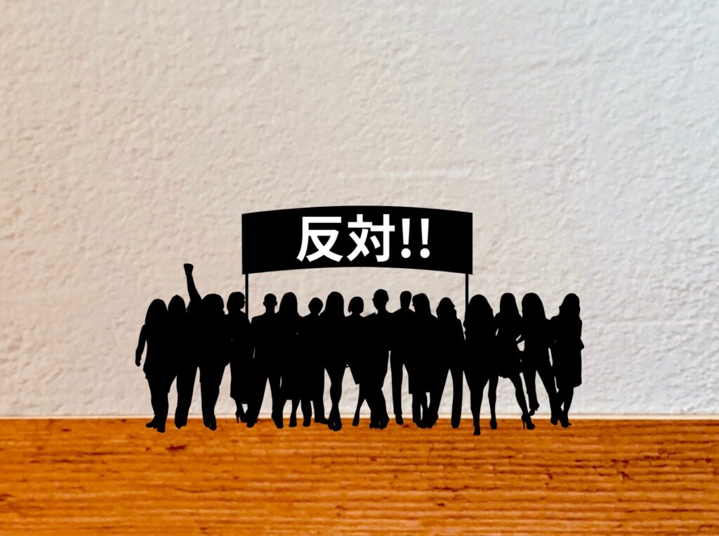 デモ活動をしている人