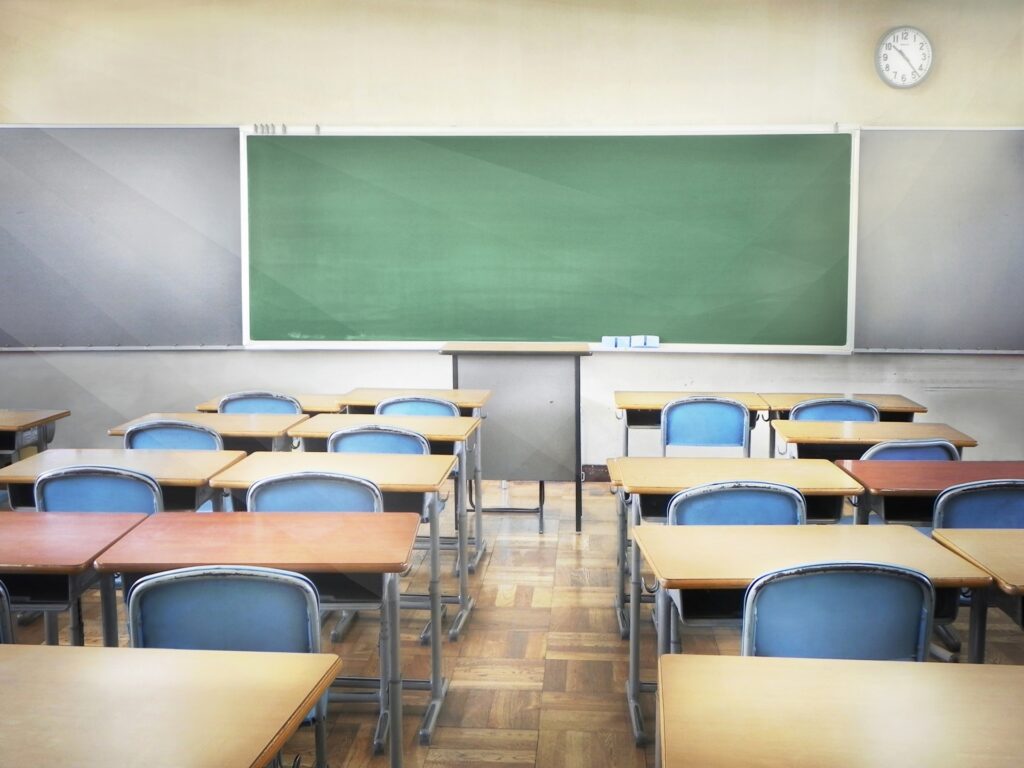 学校の教室内をイメージした画像