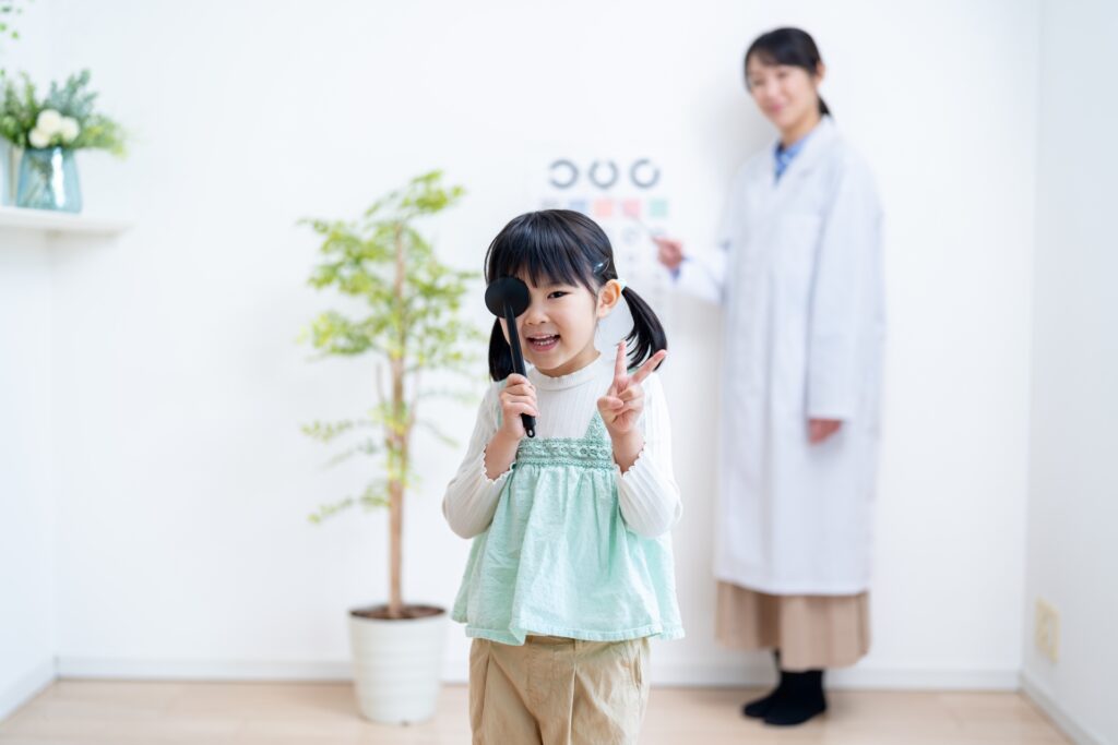 近視の子どもをイメージした画像