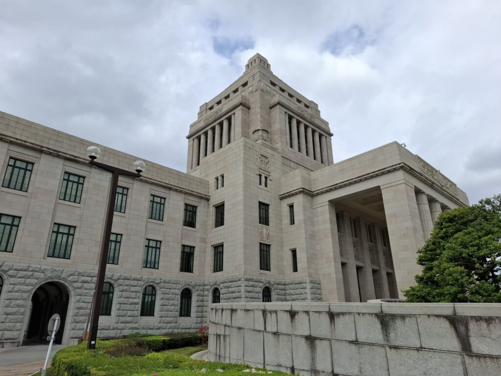 国会議事堂の外観を撮影した画像