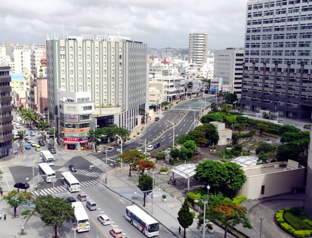 沖縄県庁の外観を撮影した画像