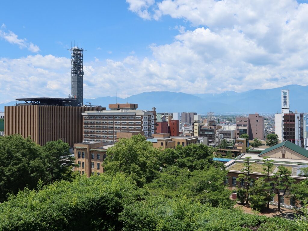 山梨県庁の外観を撮影した画像
